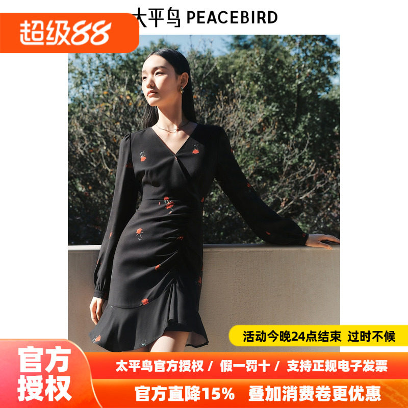 太平鸟雪纺碎花连衣裙女2026秋新款长袖短款花边裙摆法式V领气质