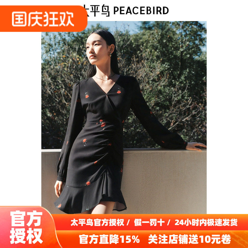 太平鸟雪纺碎花连衣裙女2026秋新款长袖短款花边裙摆法式V领气质
