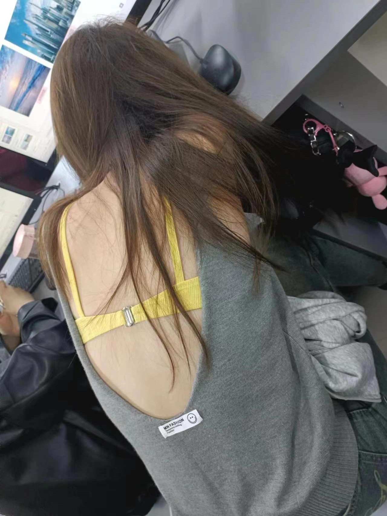 小众灰色吊带背心大露背上衣