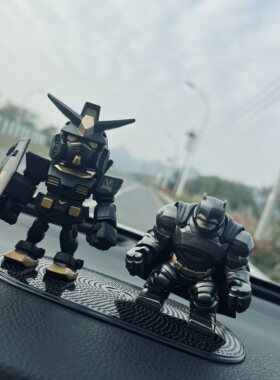 重装蝙蝠侠高达汽车摆件