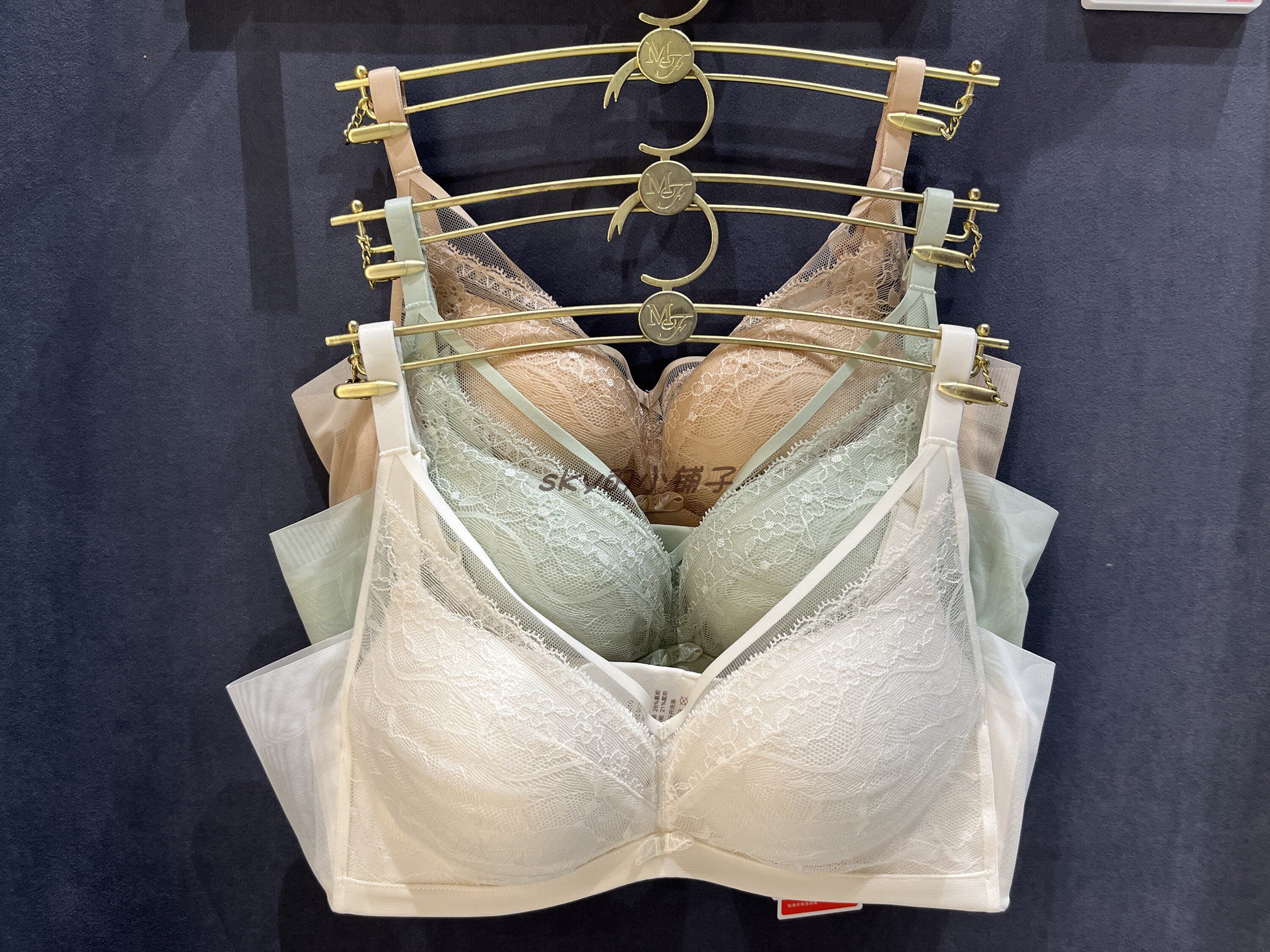 曼妮芬20812260无钢圈性感蕾丝舒适聚拢软支撑文胸