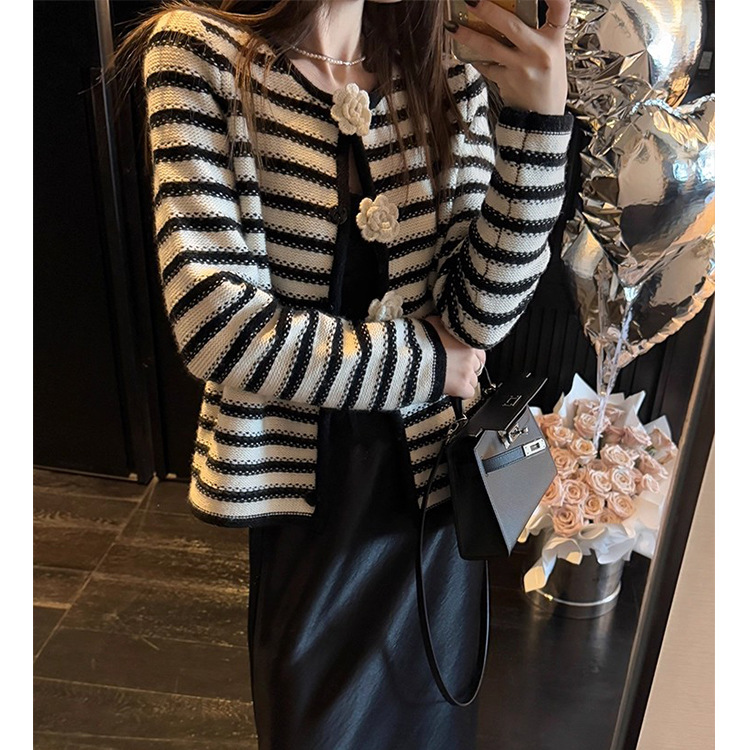 山茶花小香风毛衣女春秋条纹钩花针织开衫黑白条纹撞色经典上衣潮