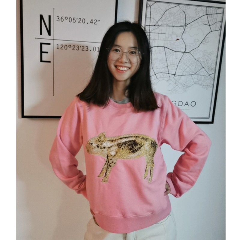 金猪乱线绣原创设计圆领长袖女款卫衣CLOOOUDS