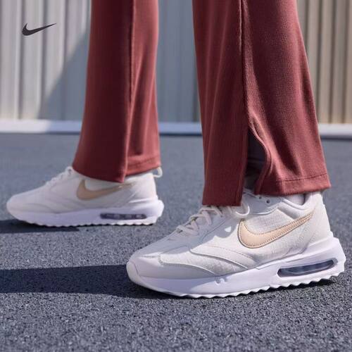 耐克AirMax女气垫跑步鞋白色