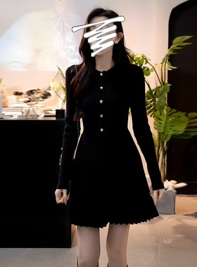 秋冬新款黑色高级感法式收腰显瘦针织连衣裙女百搭单排扣气质裙子