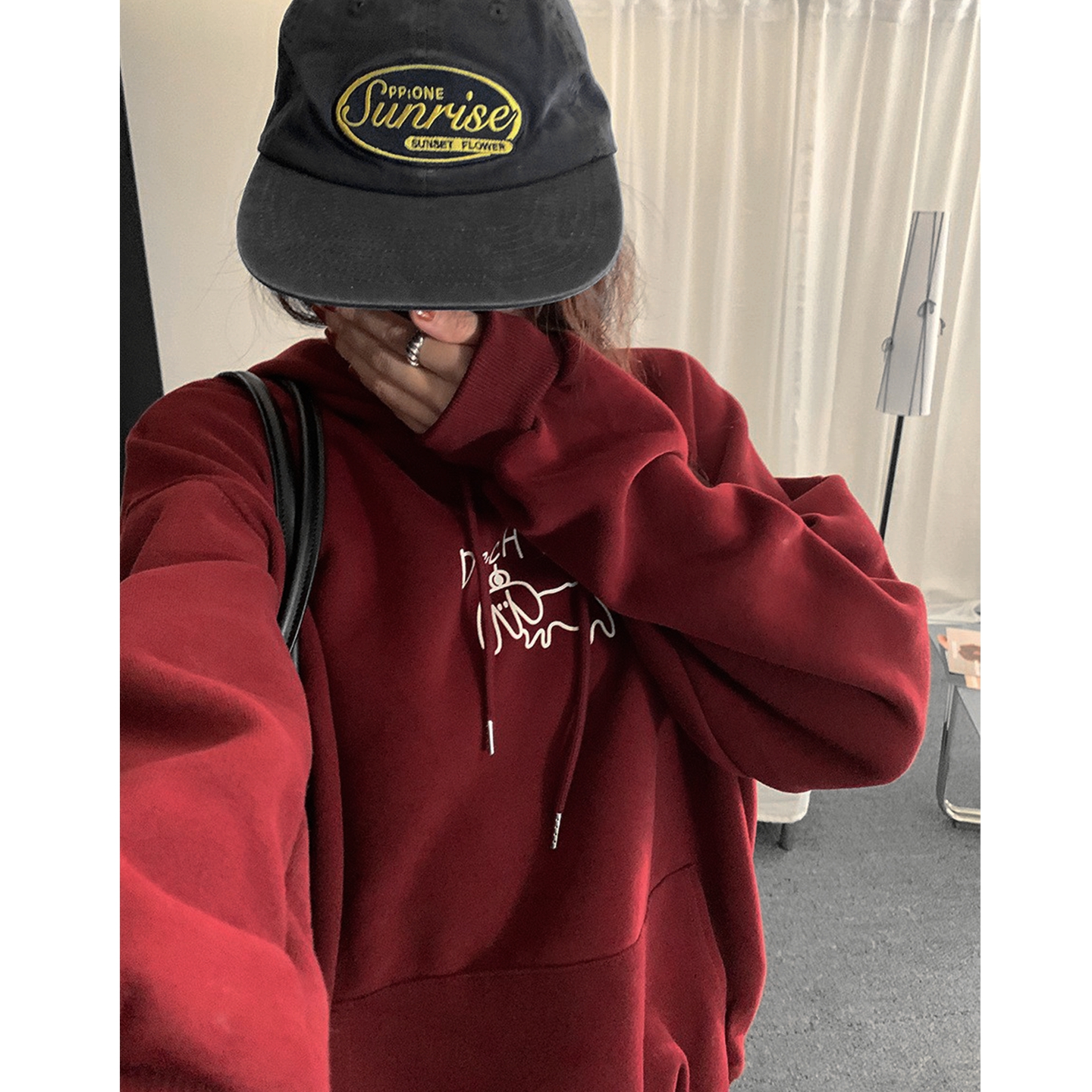 减龄可爱狗狗印花连帽卫衣女红色