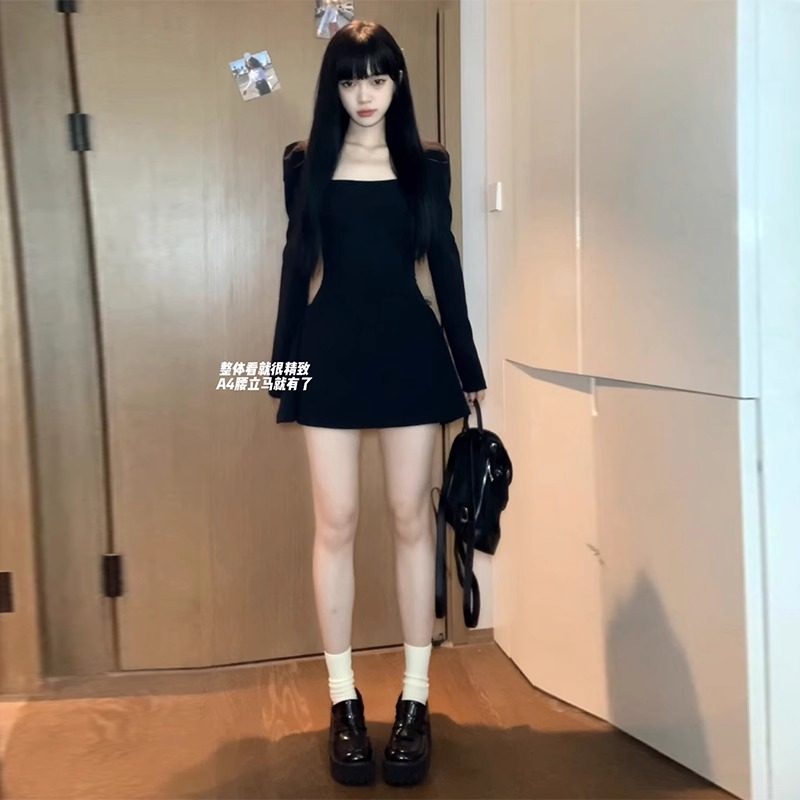 黑色气质显瘦方领连衣裙女