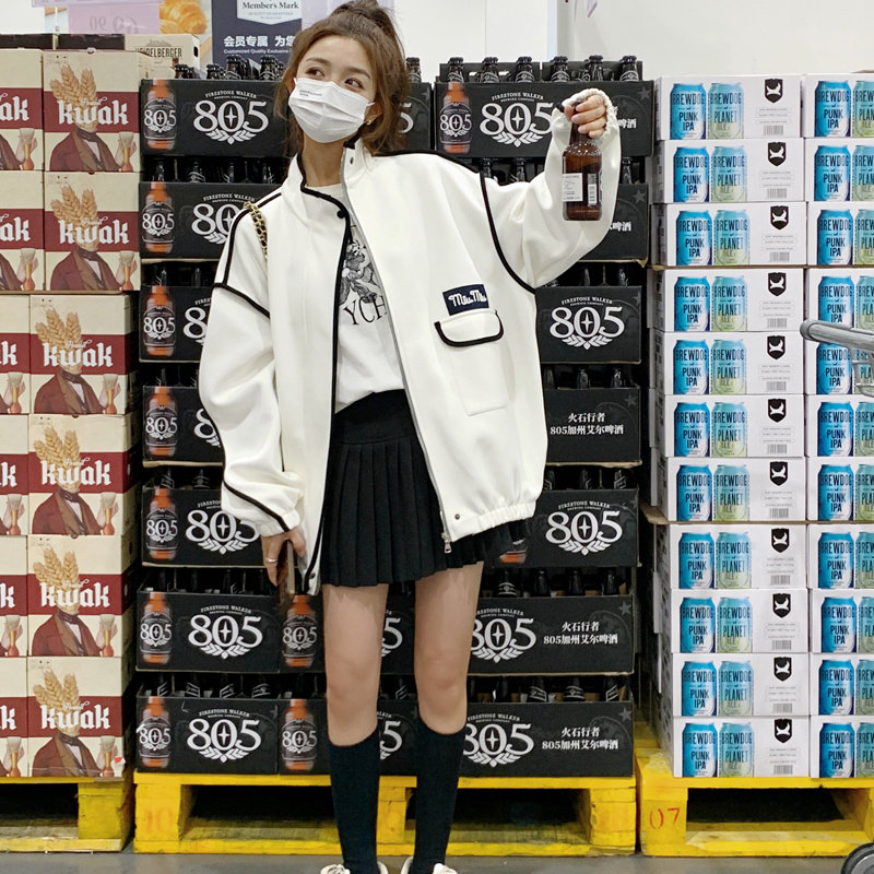 高级感白色短款棒球服
