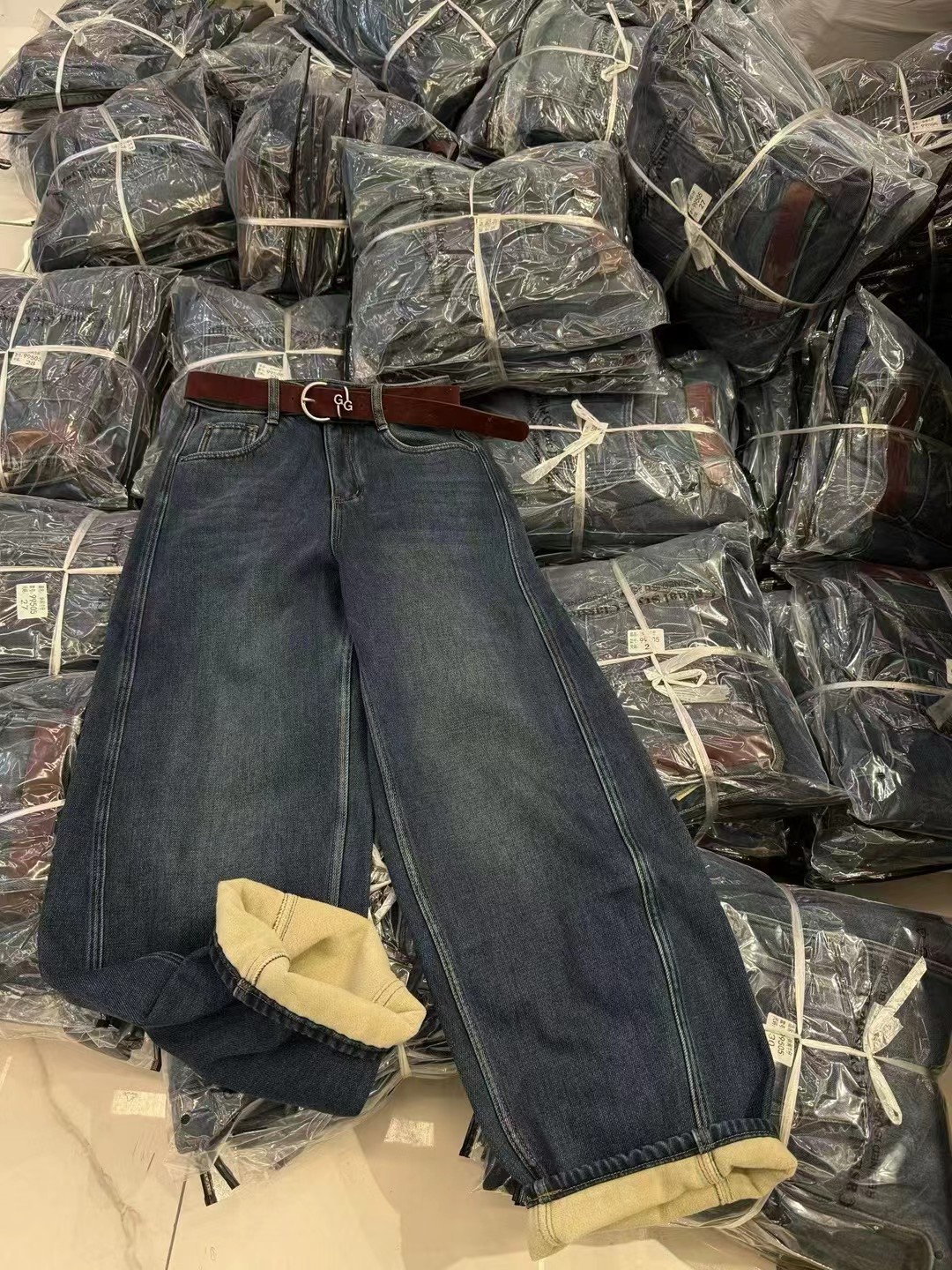 欧洲站2025冬季时尚红腰带加绒显瘦直筒牛仔裤女宽松阔腿拖地长裤