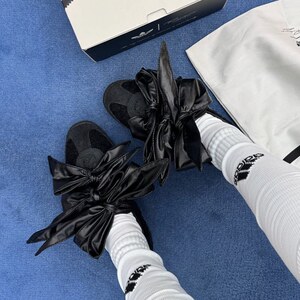 Adidas阿迪达斯三叶草女士时尚蝴蝶结休闲鞋复古薄底T头鞋JH7342