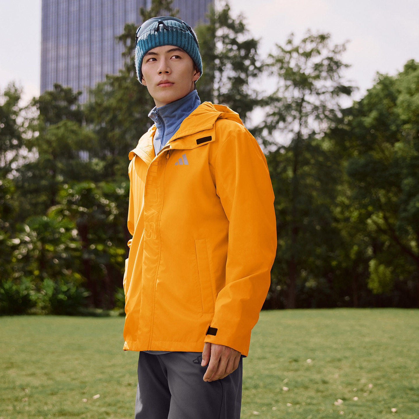 Adidas阿迪达斯户外防风外套男女同款防雨登山服连帽夹克KF5235