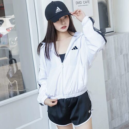 Adidas阿迪达斯外套女2026秋季新款透气户外风夹克连帽防雨运动服