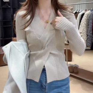 显瘦设V领毛衣针织衫 上衣修身 女2025秋冬短款 设计感交叉打底衫