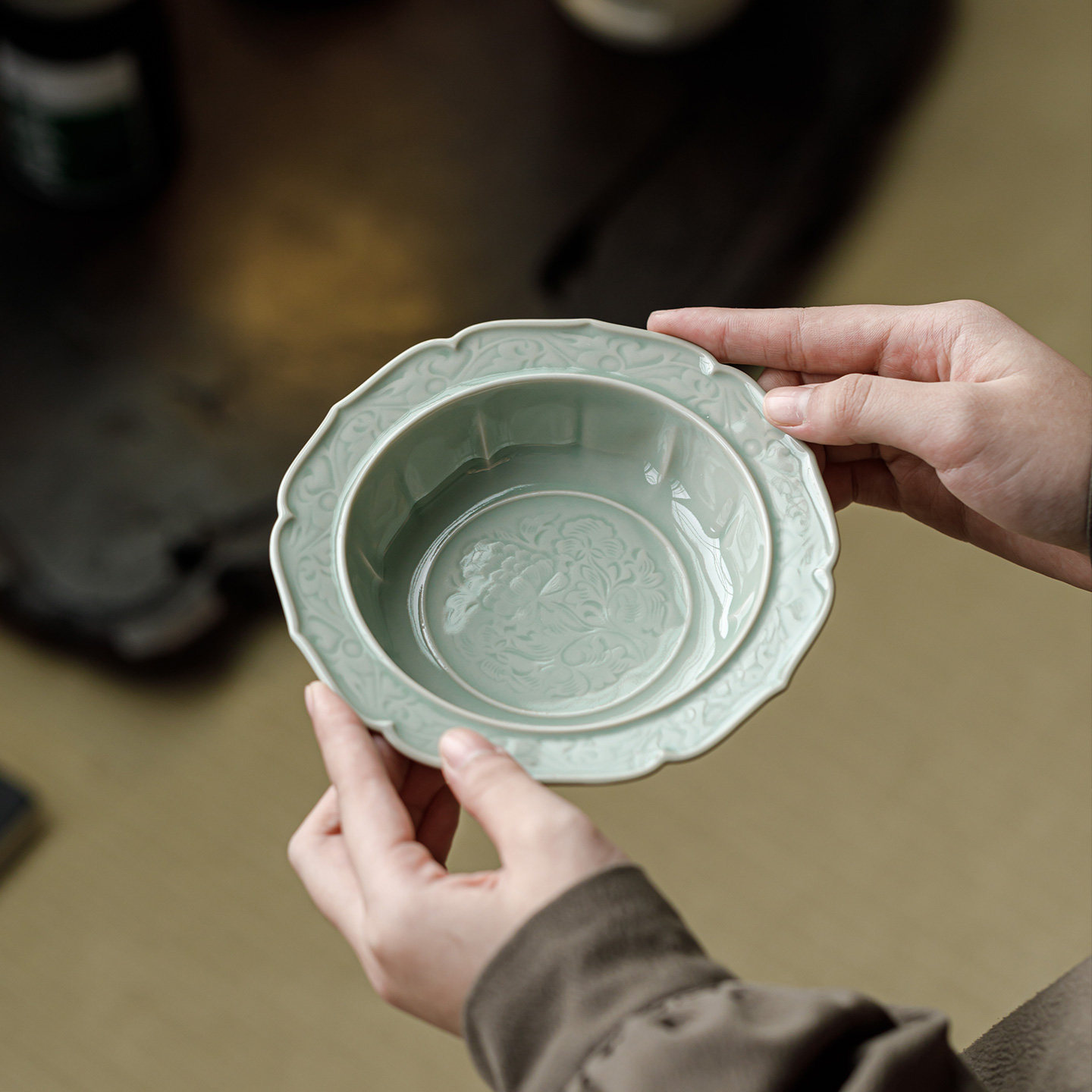 三点水蕉月色浮雕三足缠枝莲壶承