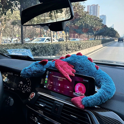 汽车中控台装饰摆件车内座椅趴趴玩偶特斯拉新车男女士奶龙高级感