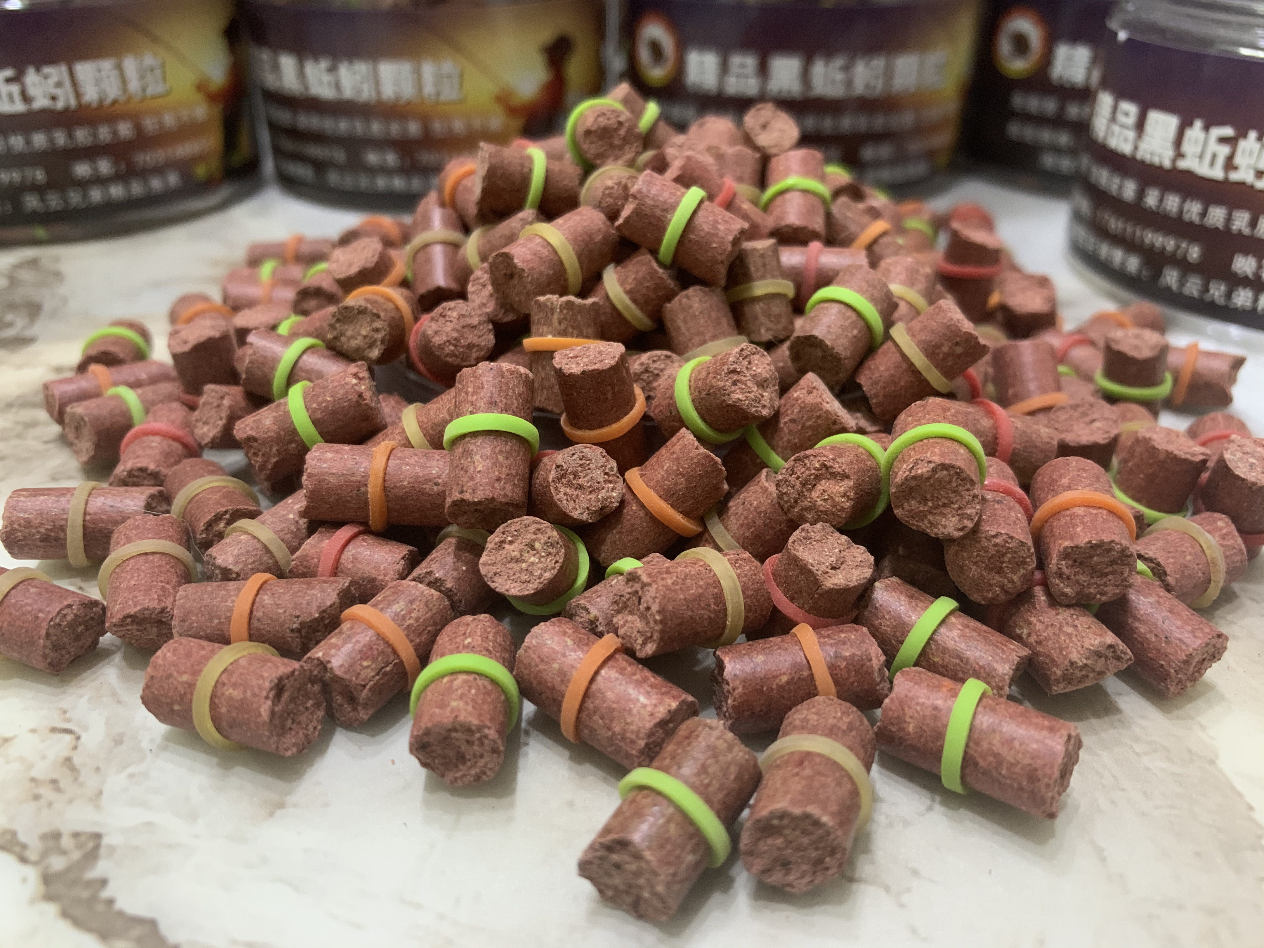 皮筋颗粒超紧狂甩不掉黑蚯蚓颗粒2瓶1号包邮每瓶约240粒黑坑鲤鱼