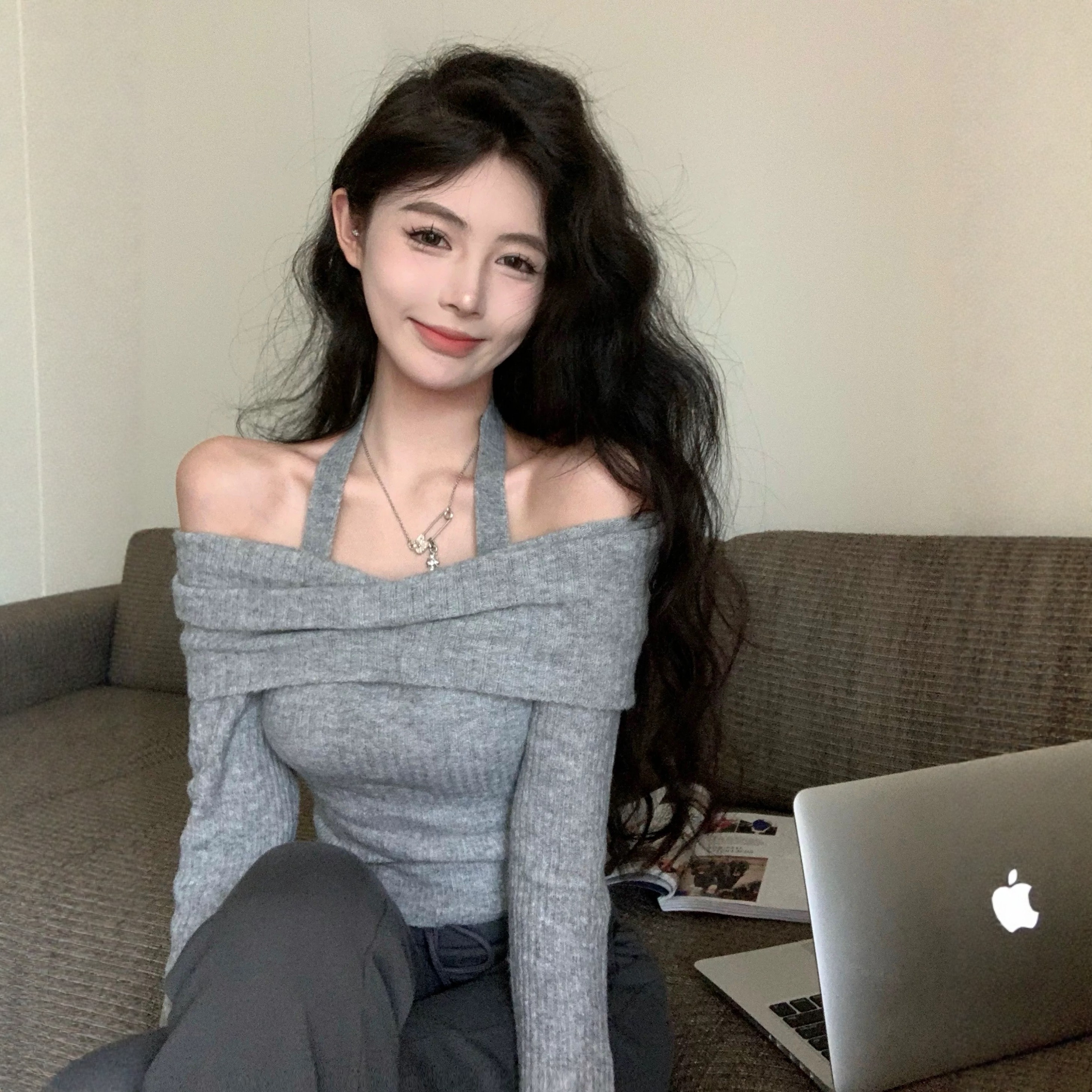 纯欲挂脖针织衫女秋冬毛衣一字肩喇叭长袖打底衫辣妹性感露肩上衣