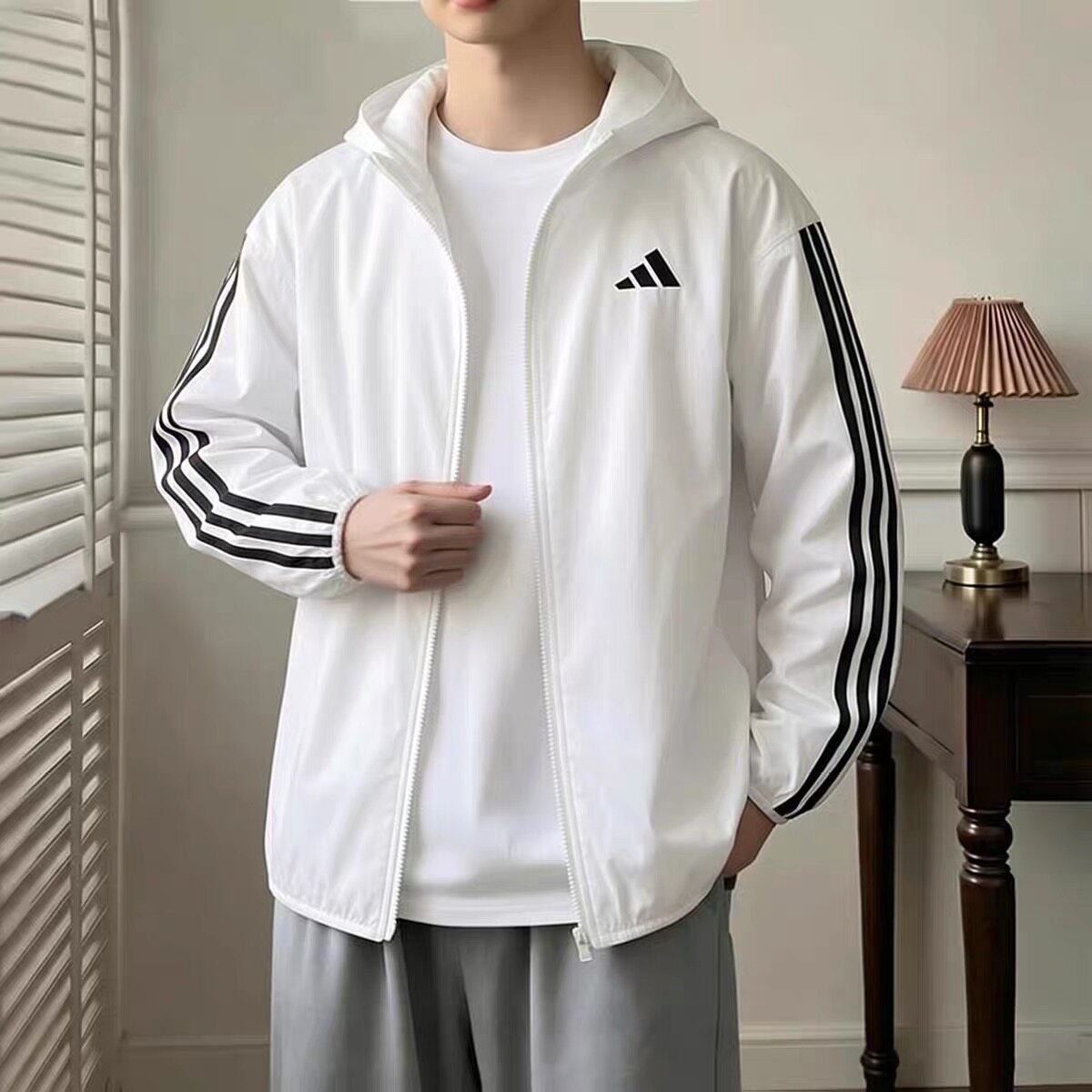 阿迪达斯男薄款三条纹连帽外套