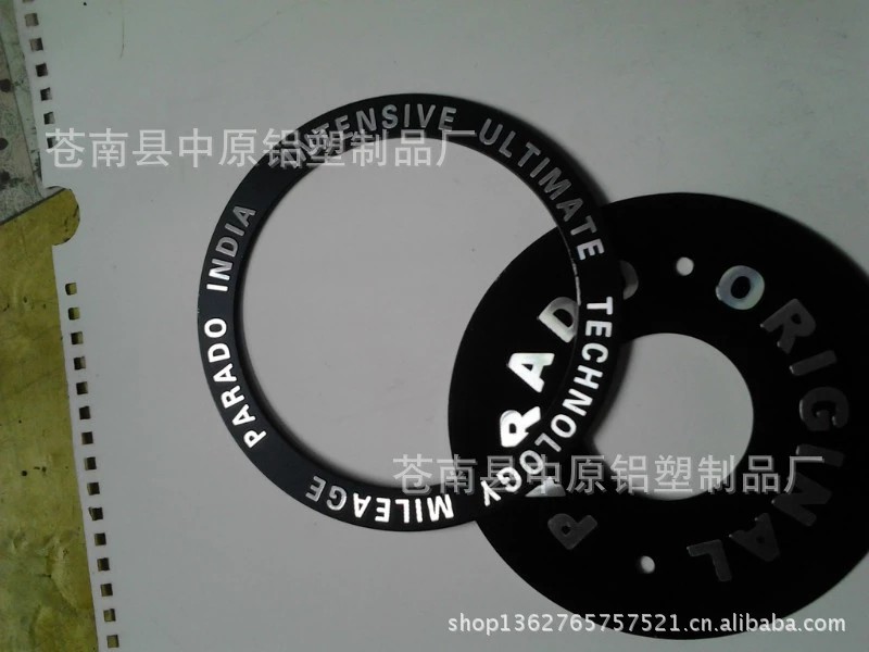 厂家制作酒瓶商标 印刷金属标牌冲压凹凸标牌 logo铭牌定制