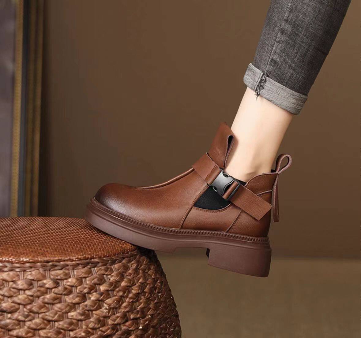 2024 가을 새로운 다목적  가죽 짧은 부츠 레트로 영국 스타일 캐주얼 스포츠 짧은 부츠 여성 두꺼운 밑창 마틴 부츠