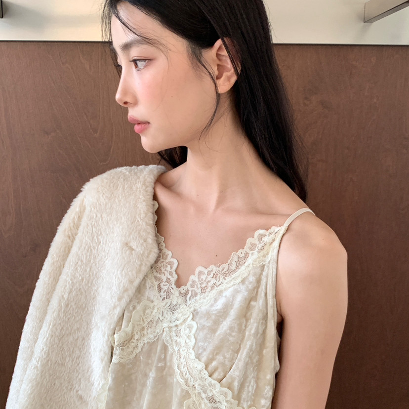 LAS CELULA-冬上新法式复古蕾丝拼接吊带修身短款背心H11884