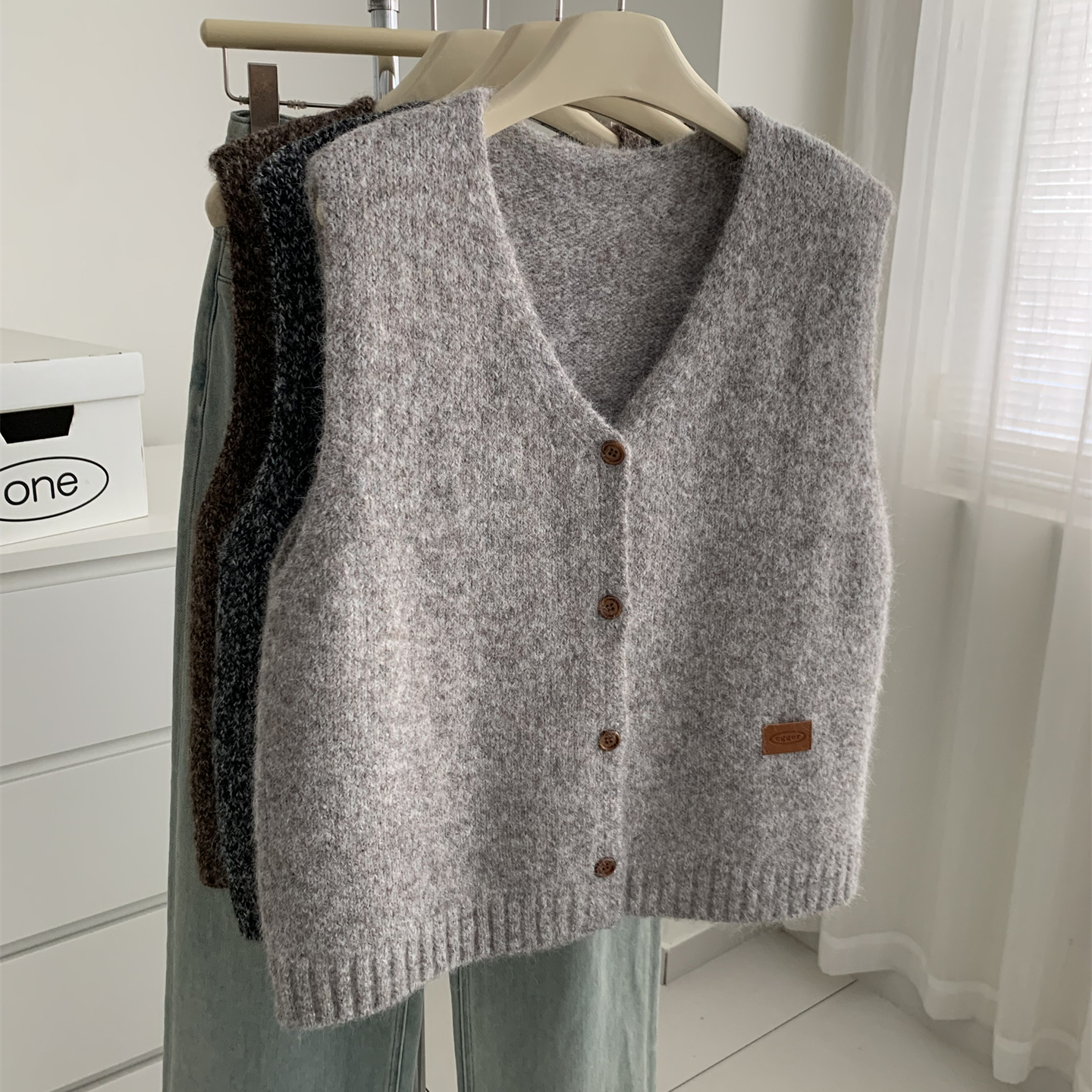 温柔复古花纱V领针织马甲开衫