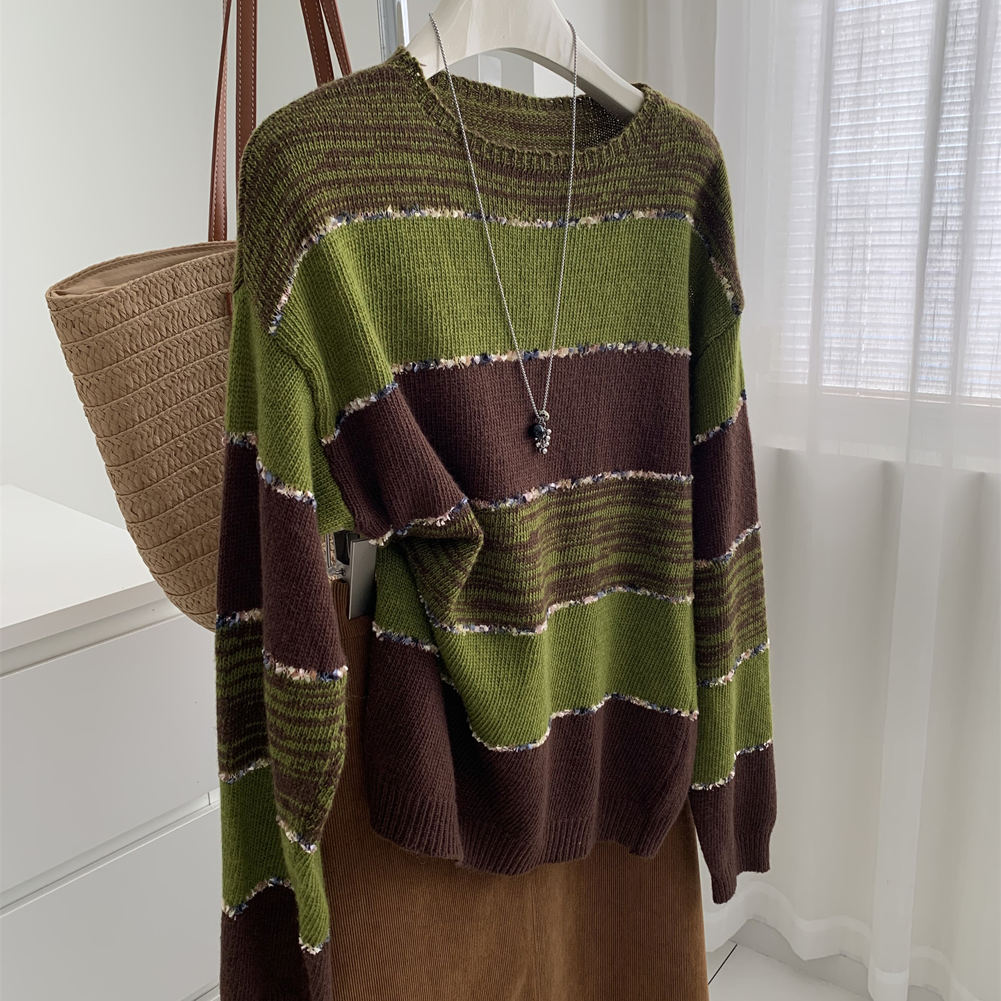 显白复古咖绿条纹套头毛衣