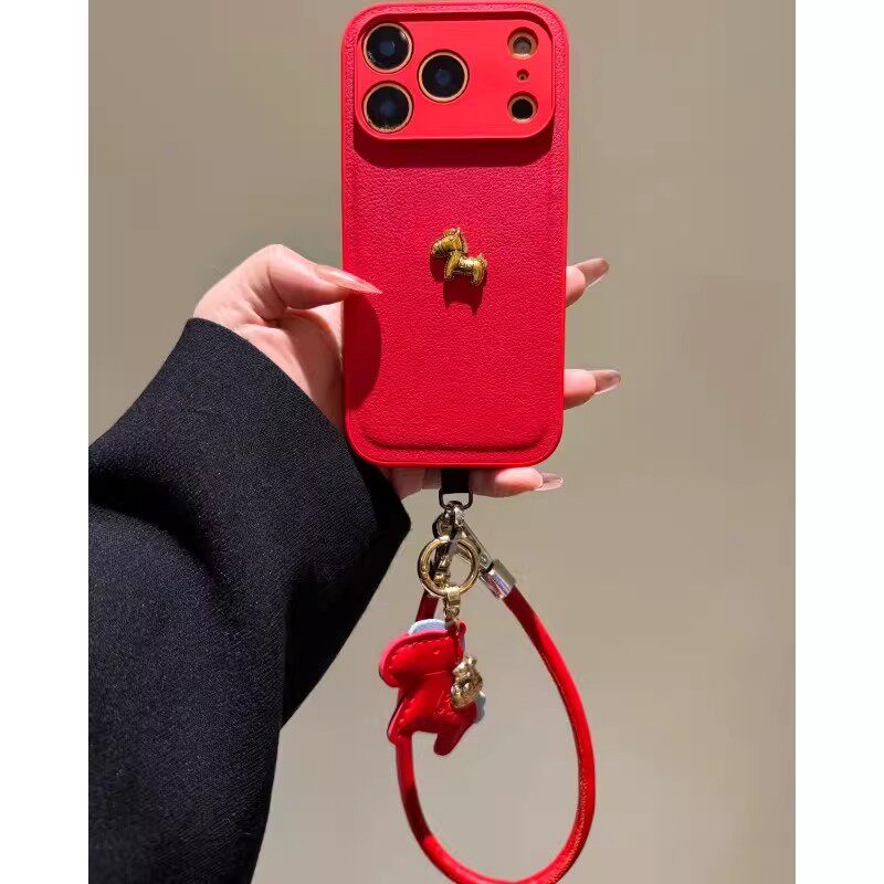 红色皮纹小马适用苹果17promax手机壳16pro带挂绳iPhone15/14/13pro简约立体17pm高级感16Pro全包防摔保护套