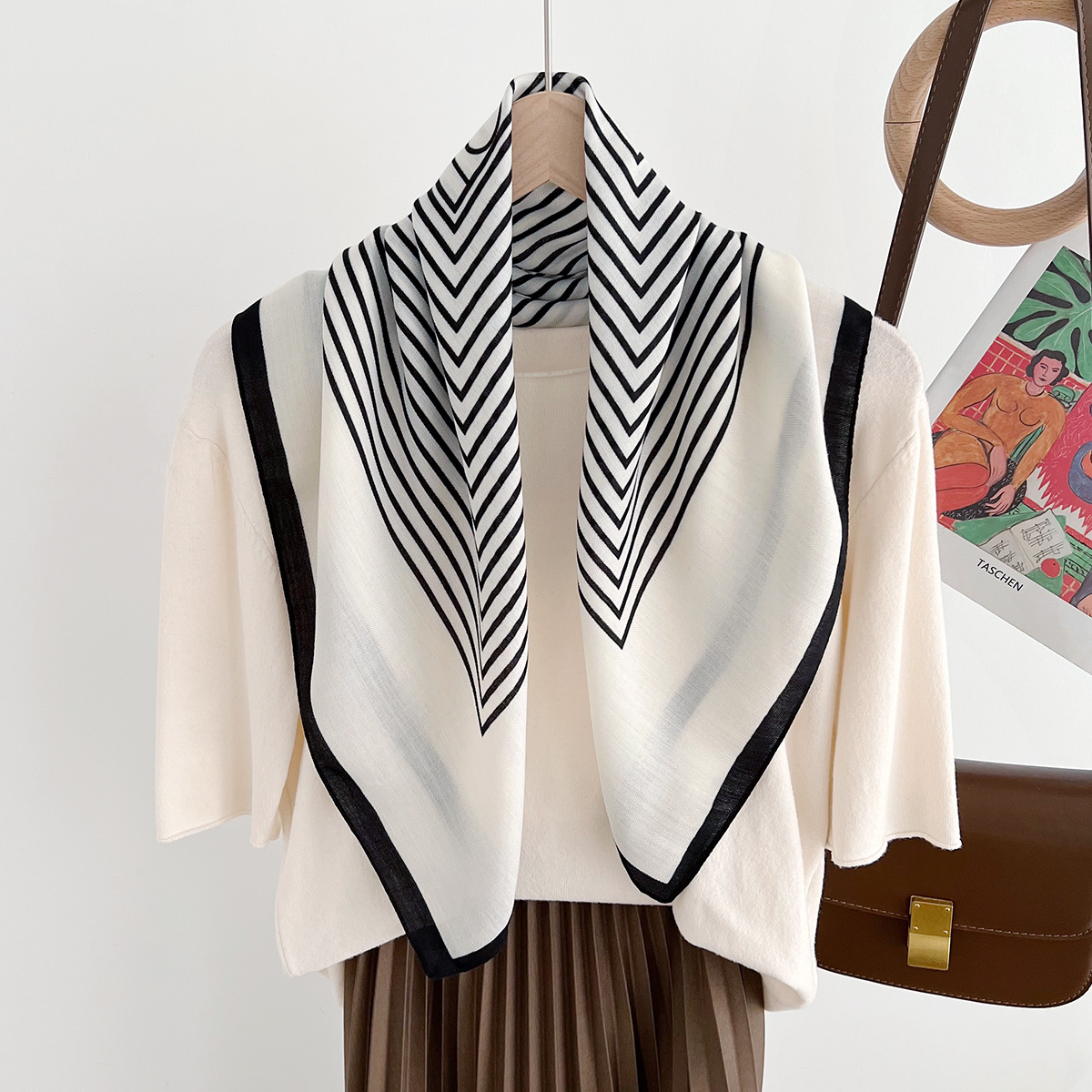 白色条纹丝绵方巾女春秋季新款洋气时尚轻薄护颈披肩系脖减龄头巾