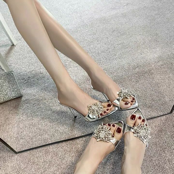 尖头水钻高跟鞋女2025年夏季新款细跟凉鞋银色高级外穿一字带拖鞋