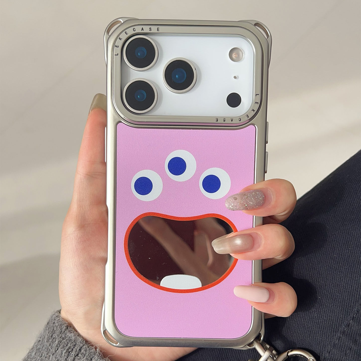 搞怪粉色小怪兽~镜面适用苹果15手机壳带挂绳16手腕苹果17promax四角防摔小米14手提13懒人12手腕pura80包包