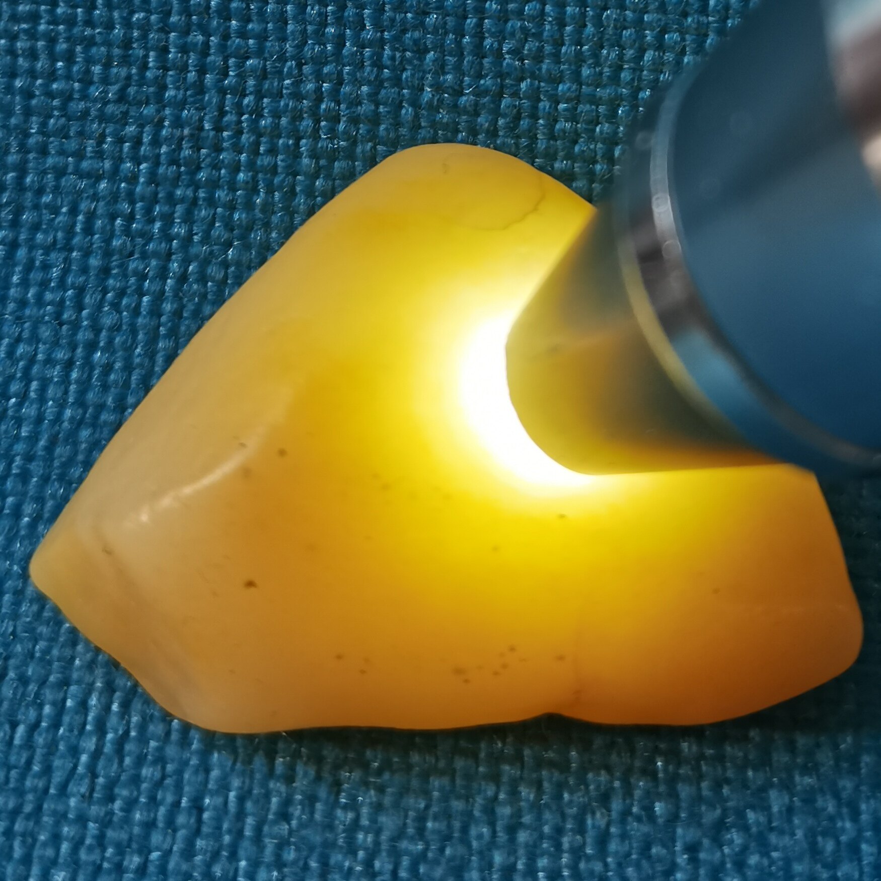 新疆乌尔禾金丝玉地表料黄冻光原石(新品推荐)