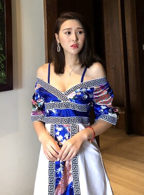 吊带低胸小姐桑拿洗浴技师和服
