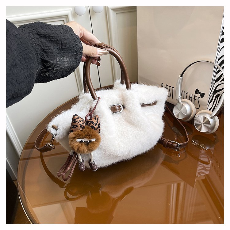冬季爆款毛绒绒包包女2025新款时尚百搭斜挎包精致小众手提毛毛包