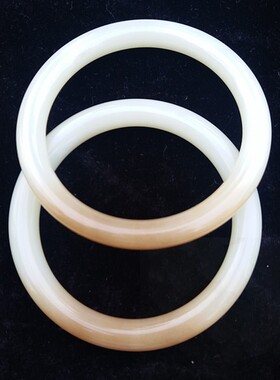 圆条多规格情侣饰品和田玉手镯