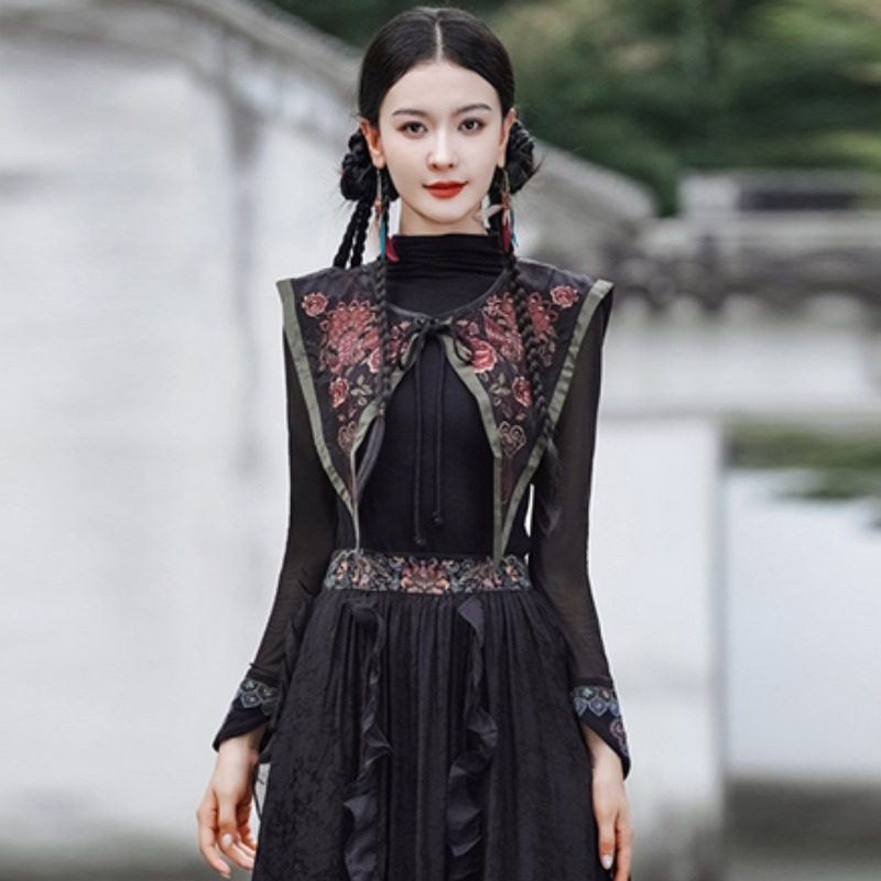 开衫中式复古短款刺绣女马甲披风