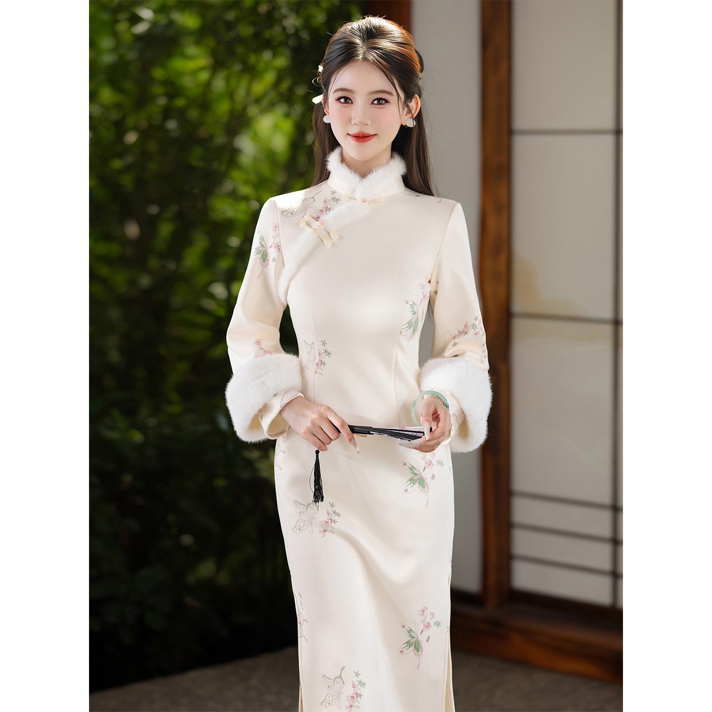 米色秋冬旗袍女新中式2025新款高端大气上档次年轻款麂皮绣花加绒