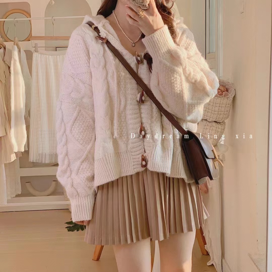 Daydream聆夏  牛角扣羊毛毛衣外套+奶茶色百褶半裙（有裤衬）