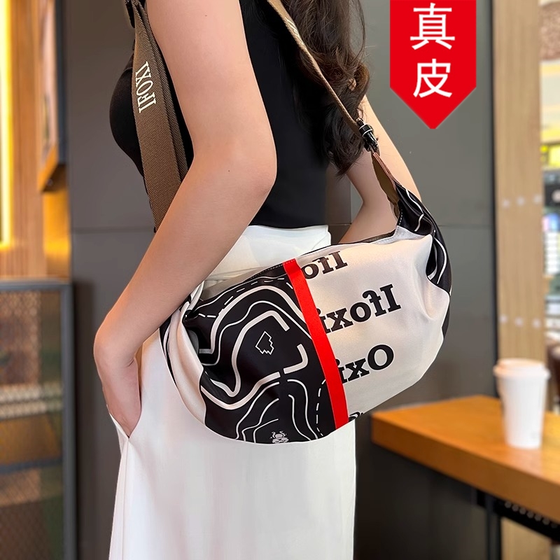 香港代购潮牌轻便斜挎包包女2025新款时尚休闲牛津布单肩包饺子包