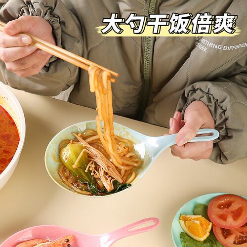 大勺子盘子手拿碟火锅餐厅接菜