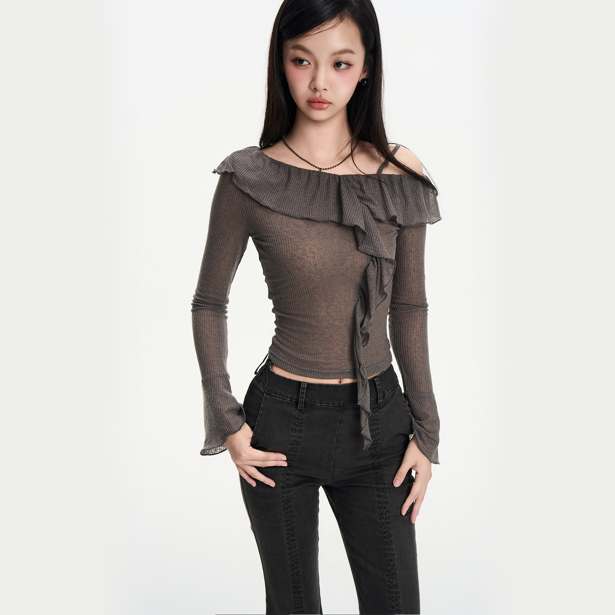 波浪边短款针织衫开衩水洗皮裤