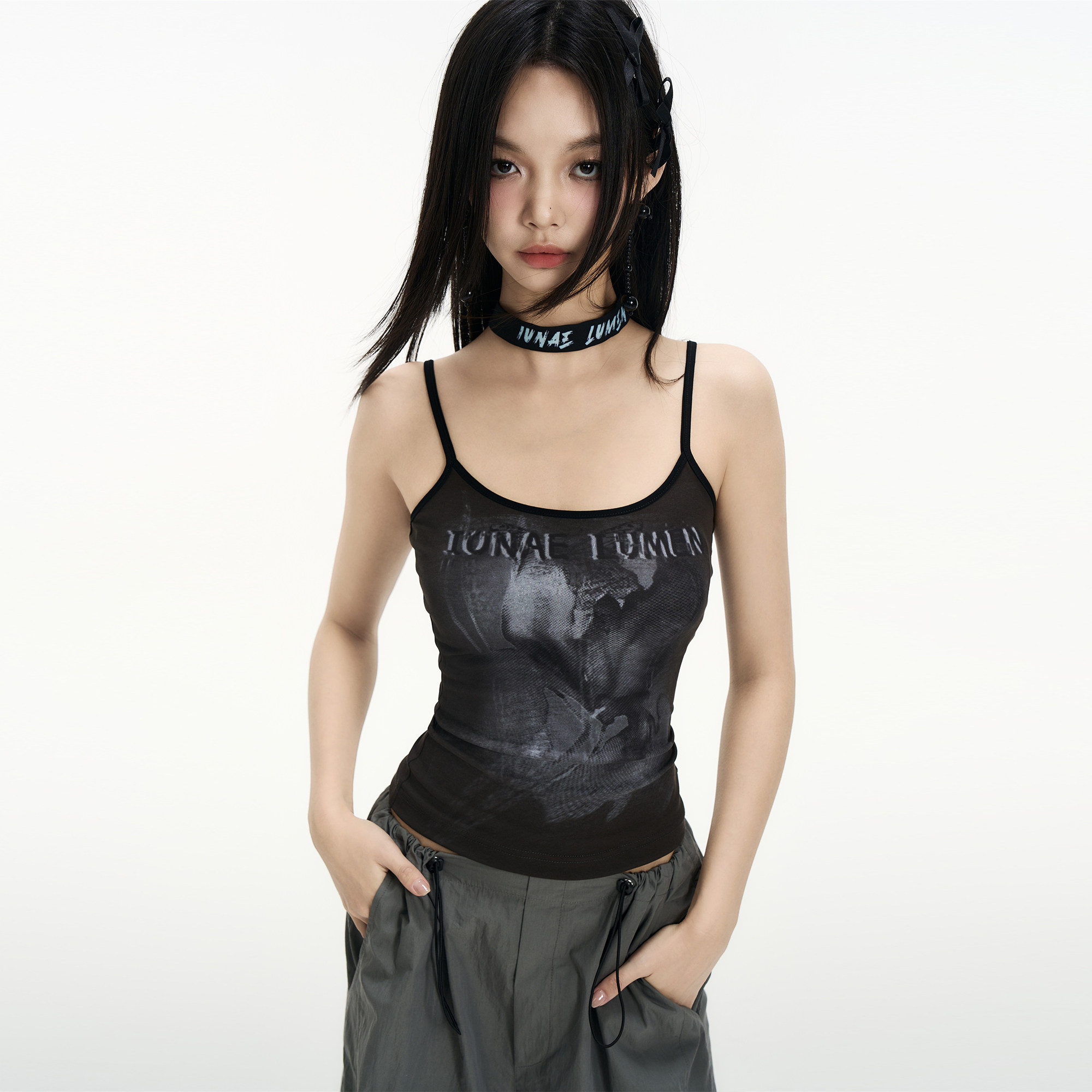 IUNAE LUMEN 25年早春夏新款 辣妹黑色显瘦字母印花吊带背心上衣