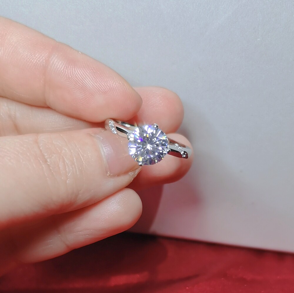 s925银白金高碳钻石1.5克拉四爪圆形戒指女 仿真钻石婚戒节日礼物
