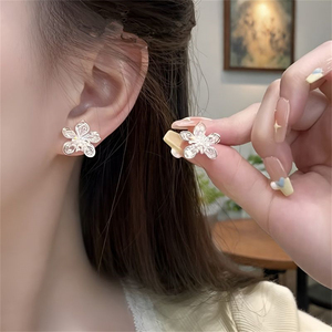 姿茉透明水晶立体花朵耳钉轻奢