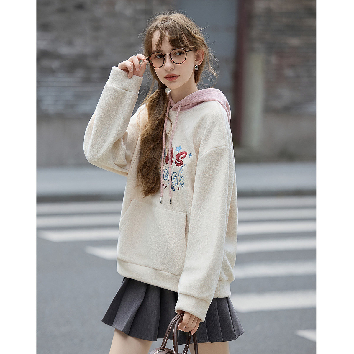 唐狮2026秋冬季卫衣女连帽拼色字母设计独特少女甜美风韩系穿搭