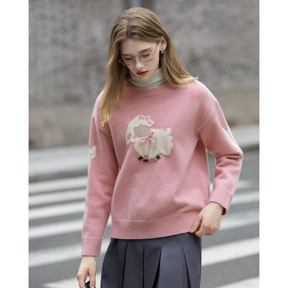 唐狮2026年毛衣女秋冬款可爱小羊女士圆领前胸袖子图案提花毛线衫