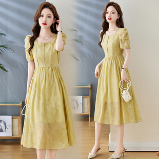 春装女款2026年新款高级感小个子新款女时髦减龄方领修身连衣裙