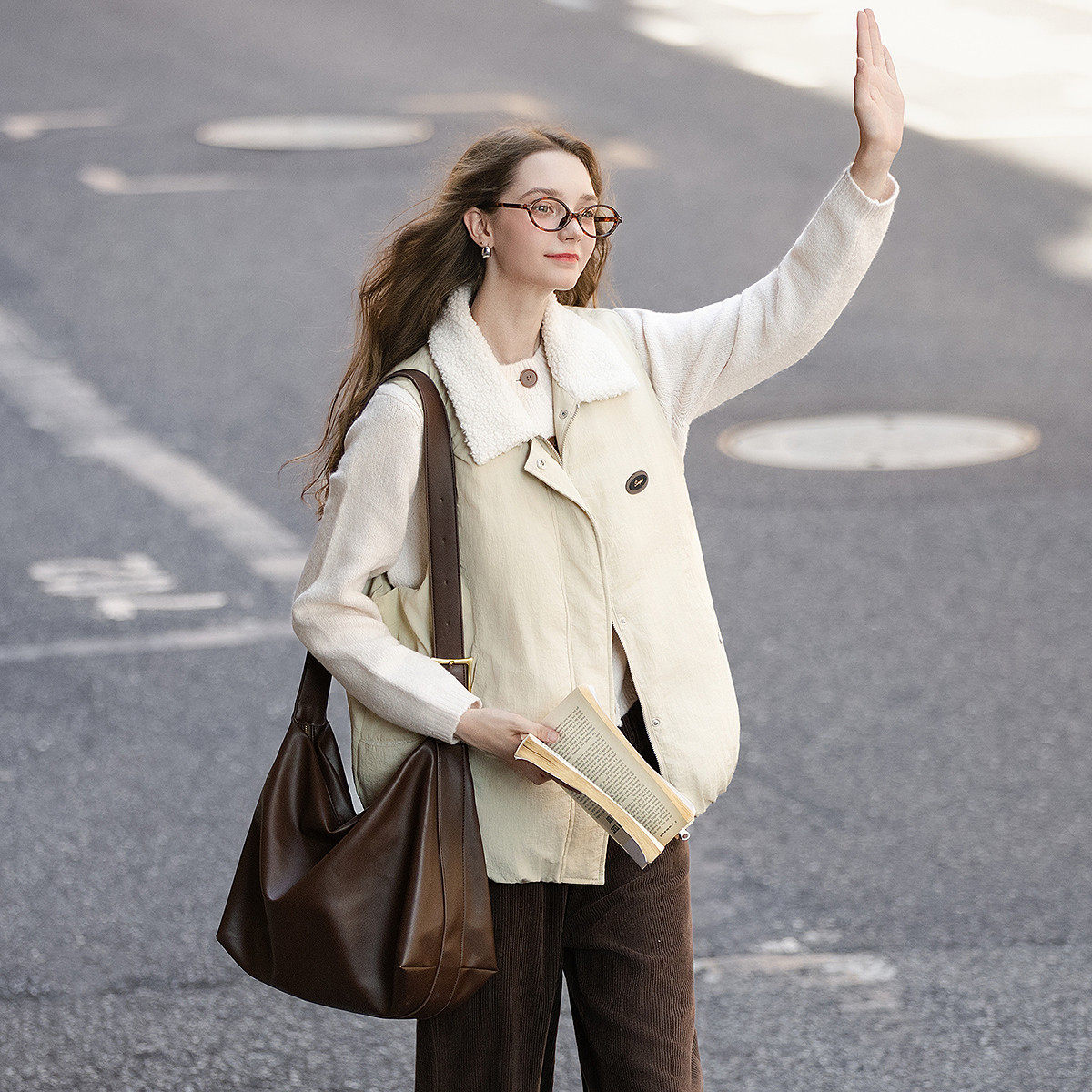 唐狮2026秋冬季短款马甲棉衣女拼接仿羔毛翻领外穿背心保暖时尚