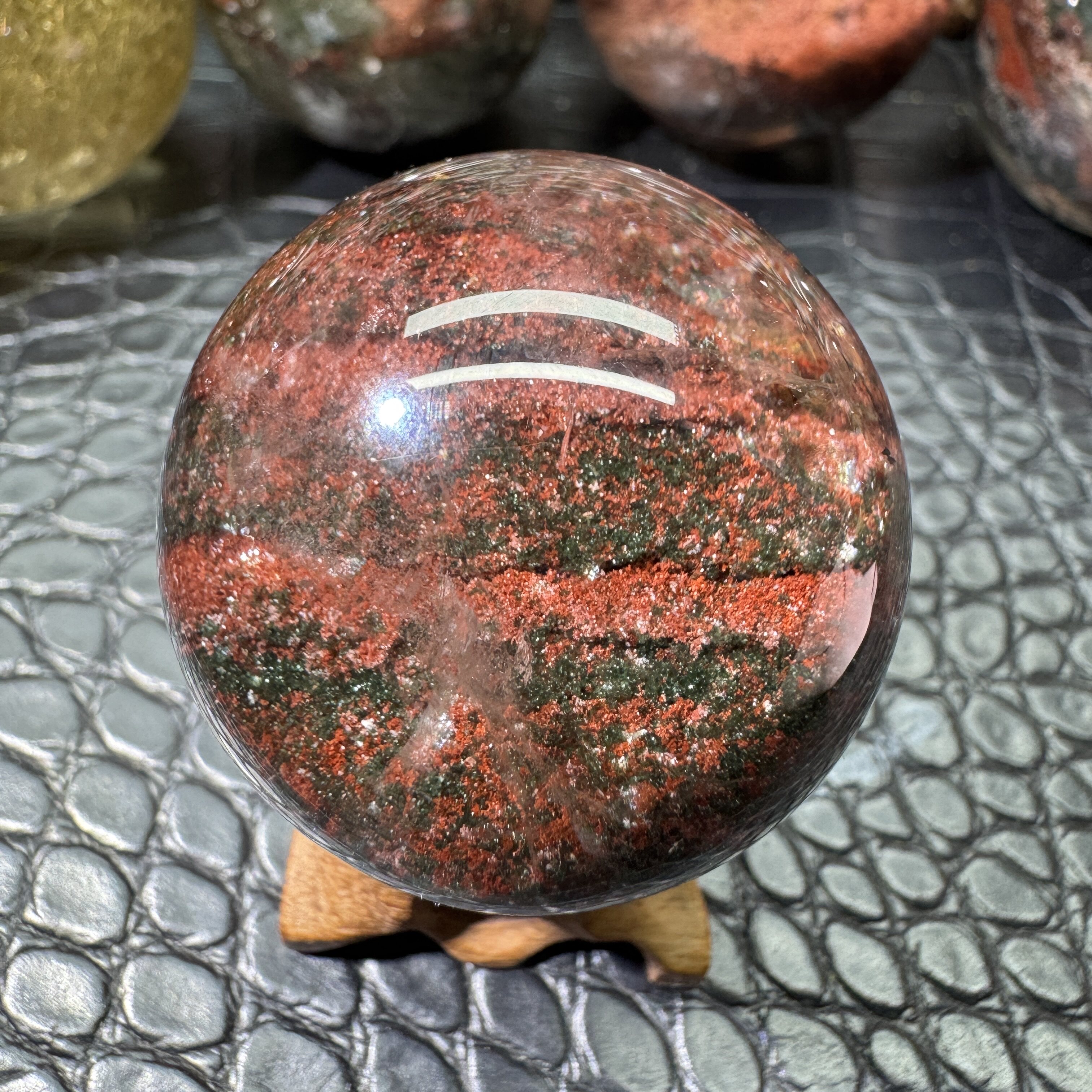 天然红绿千层幽灵水晶球摆件直径奇石