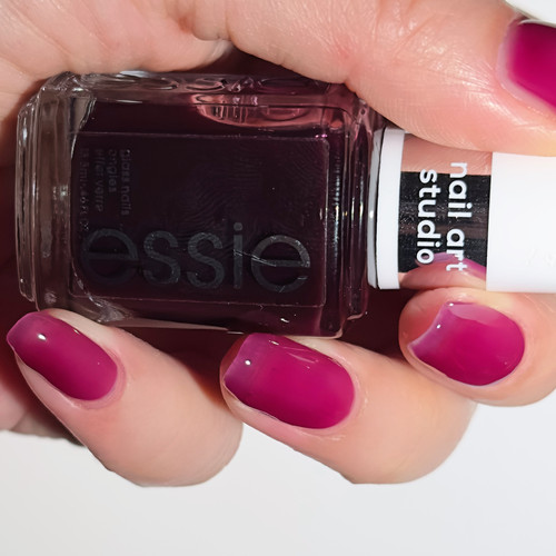 essie Glass Nails 436 half full 带红调的半透浆果紫/玫紫色